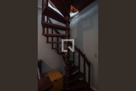 Casa à venda com 238m², 4 quartos e 2 vagasEscadas ao 3º piso