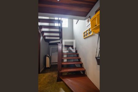 Casa à venda com 238m², 4 quartos e 2 vagasEscadas