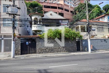 Casa à venda com 120m², 5 quartos e 3 vagas Casa à venda com 120m², 5 quartos e 3 vagasFachada