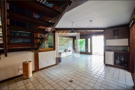 Sala de casa de condomínio à venda com 3 quartos, 240m² em Matapaca, Niterói