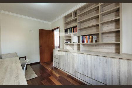 Casa à venda com 242m², 5 quartos e 4 vagasQuarto 2