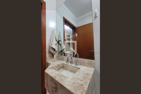 Casa à venda com 242m², 5 quartos e 4 vagasBanheiro da suíte