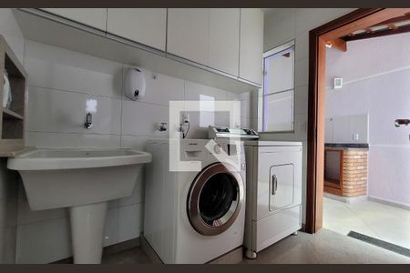 Casa à venda com 242m², 5 quartos e 4 vagasLavanderia