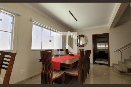 Casa à venda com 242m², 5 quartos e 4 vagasSala de jantar