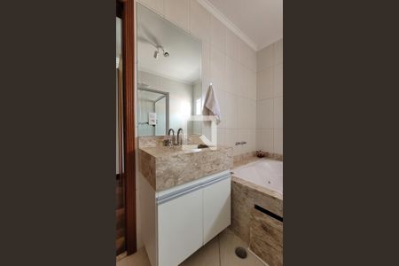 Casa à venda com 242m², 5 quartos e 4 vagasBanheiro da suíte 2