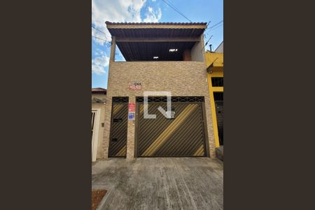 Casa à venda com 106m², 3 quartos e 2 vagasFachada