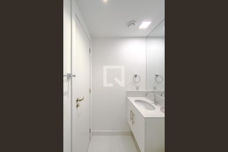 Banheiro de kitnet/studio para alugar com 1 quarto, 28m² em Quarta Parada, São Paulo