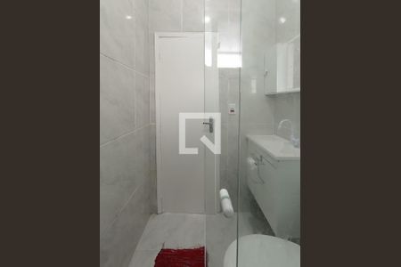 Banheiro social  de apartamento para alugar com 1 quarto, 30m² em Azenha, Porto Alegre