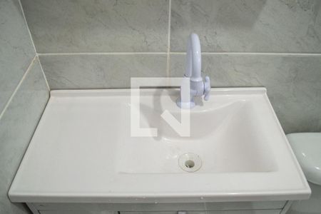 Banheiro social pia de apartamento para alugar com 1 quarto, 30m² em Azenha, Porto Alegre
