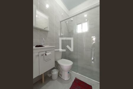 Banheiro social  de apartamento para alugar com 1 quarto, 30m² em Azenha, Porto Alegre