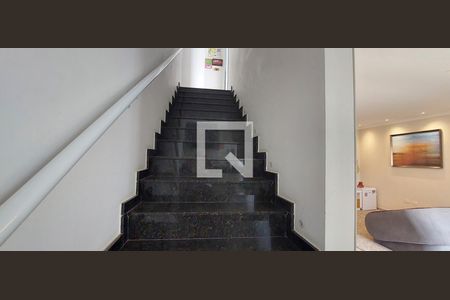 Apartamento à venda com 120m², 2 quartos e 2 vagasEscada cobertura