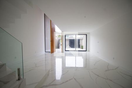 Sala de casa à venda com 5 quartos, 500m² em Vargem Grande, Rio de Janeiro