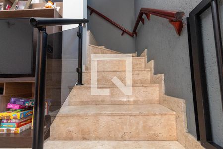 Escada de casa à venda com 4 quartos, 250m² em Vila Paranaguá, São Paulo