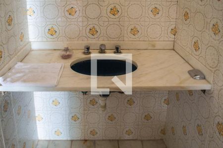 Apartamento à venda com 144m², 4 quartos e 1 vaga Apartamento à venda com 144m², 4 quartos e 1 vagaBanheiro social pia