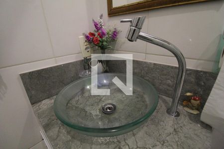 Casa à venda com 385m², 4 quartos e 4 vagas Casa à venda com 385m², 4 quartos e 4 vagasBanheiro Social