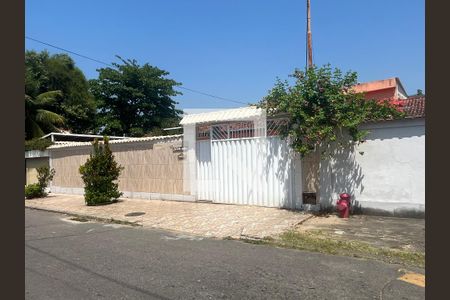 Casa à venda com 385m², 4 quartos e 4 vagas Casa à venda com 385m², 4 quartos e 4 vagasFachada