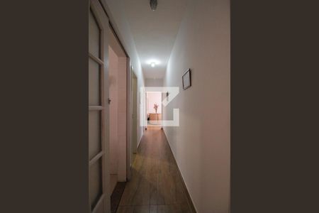 Casa à venda com 385m², 4 quartos e 4 vagas Casa à venda com 385m², 4 quartos e 4 vagasCorredor