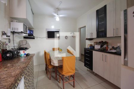 Casa à venda com 385m², 4 quartos e 4 vagas Casa à venda com 385m², 4 quartos e 4 vagasCoziinha