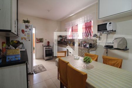 Casa à venda com 385m², 4 quartos e 4 vagas Casa à venda com 385m², 4 quartos e 4 vagasCoziinha