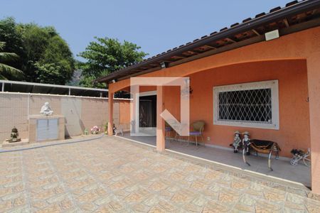 Casa à venda com 385m², 4 quartos e 4 vagas Casa à venda com 385m², 4 quartos e 4 vagasÁrea externa - Piscina