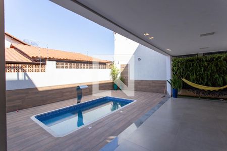 Casa à venda com 380m², 4 quartos e 6 vagas Casa à venda com 380m², 4 quartos e 6 vagasPiscina
