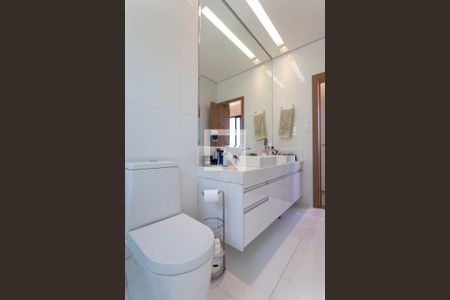 Casa à venda com 380m², 4 quartos e 6 vagas Casa à venda com 380m², 4 quartos e 6 vagasBanheiro da Suíte