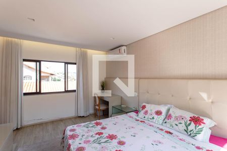 Casa à venda com 380m², 4 quartos e 6 vagas Casa à venda com 380m², 4 quartos e 6 vagasQuarto Suíte