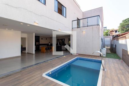 Casa à venda com 380m², 4 quartos e 6 vagas Casa à venda com 380m², 4 quartos e 6 vagasPiscina