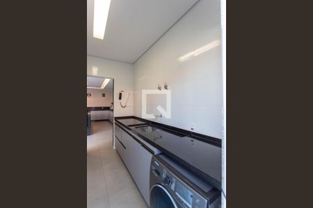 Casa à venda com 380m², 4 quartos e 6 vagas Casa à venda com 380m², 4 quartos e 6 vagasLavanderia