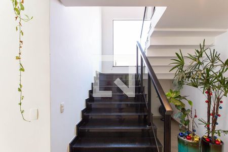 Casa à venda com 380m², 4 quartos e 6 vagas Casa à venda com 380m², 4 quartos e 6 vagasEscada