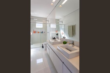 Casa à venda com 380m², 4 quartos e 6 vagas Casa à venda com 380m², 4 quartos e 6 vagasBanheiro da Suíte