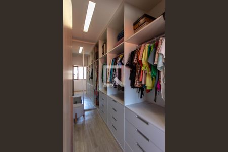 Casa à venda com 380m², 4 quartos e 6 vagas Casa à venda com 380m², 4 quartos e 6 vagasCloset do quarto