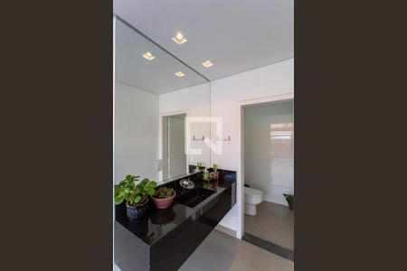 Casa à venda com 380m², 4 quartos e 6 vagas Casa à venda com 380m², 4 quartos e 6 vagasBanheiro