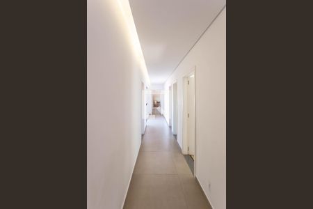 Casa à venda com 380m², 4 quartos e 6 vagas Casa à venda com 380m², 4 quartos e 6 vagasCorredor