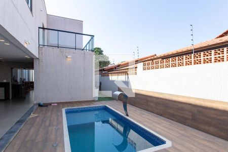 Casa à venda com 380m², 4 quartos e 6 vagas Casa à venda com 380m², 4 quartos e 6 vagasPiscina