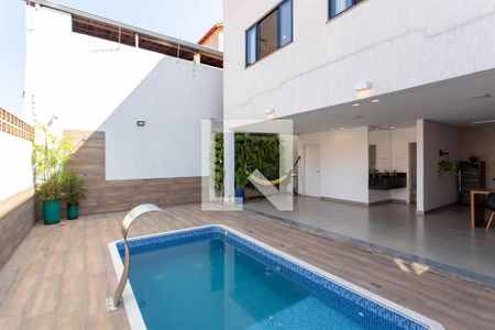 Casa à venda com 380m², 4 quartos e 6 vagas Casa à venda com 380m², 4 quartos e 6 vagasPiscina
