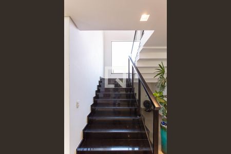 Casa à venda com 380m², 4 quartos e 6 vagas Casa à venda com 380m², 4 quartos e 6 vagasEscada