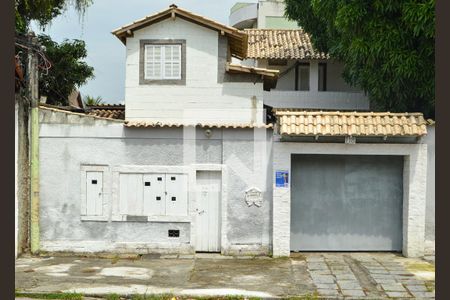 Casa para alugar com 180m², 3 quartos e 4 vagas Casa para alugar com 180m², 3 quartos e 4 vagasFachada
