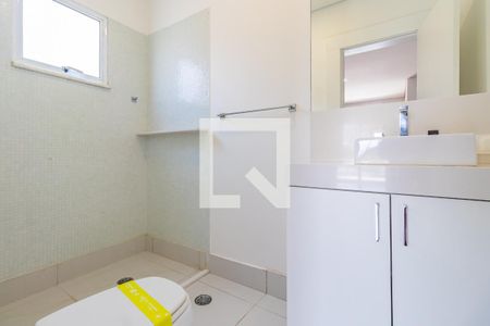 Casa de condomínio à venda com 400m², 3 quartos e 4 vagasBanheiro da Suíte 2