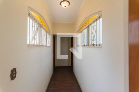 Casa à venda com 334m², 4 quartos e 2 vagasCorredor