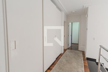 Casa à venda com 632m², 4 quartos e 6 vagas Casa à venda com 632m², 4 quartos e 6 vagasCorredor entre suites