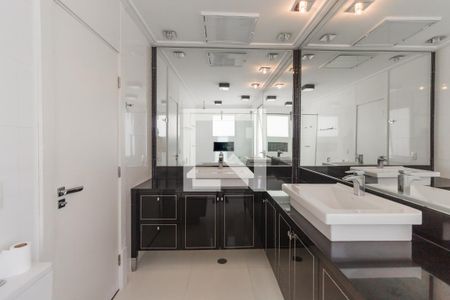Casa à venda com 632m², 4 quartos e 6 vagas Casa à venda com 632m², 4 quartos e 6 vagasBanheiro da Suíte 4
