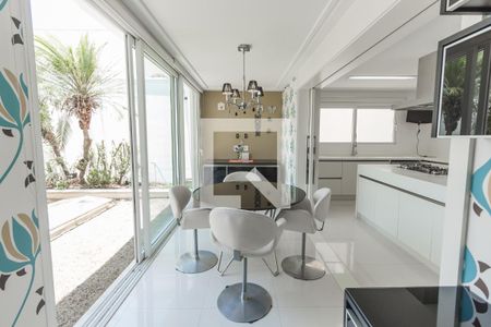 Casa à venda com 632m², 4 quartos e 6 vagas Casa à venda com 632m², 4 quartos e 6 vagasSala de Jantar