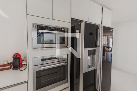 Casa à venda com 632m², 4 quartos e 6 vagas Casa à venda com 632m², 4 quartos e 6 vagasCozinha