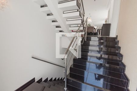 Casa à venda com 632m², 4 quartos e 6 vagas Casa à venda com 632m², 4 quartos e 6 vagasEscada