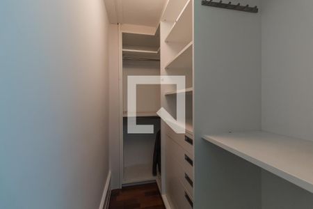 Casa à venda com 632m², 4 quartos e 6 vagas Casa à venda com 632m², 4 quartos e 6 vagasCloset Suíte 4