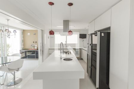 Casa à venda com 632m², 4 quartos e 6 vagas Casa à venda com 632m², 4 quartos e 6 vagasCozinha