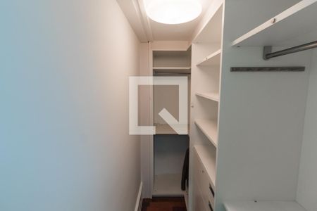 Casa à venda com 632m², 4 quartos e 6 vagas Casa à venda com 632m², 4 quartos e 6 vagasCloset Suíte 4