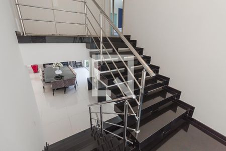 Casa à venda com 632m², 4 quartos e 6 vagas Casa à venda com 632m², 4 quartos e 6 vagasEscada