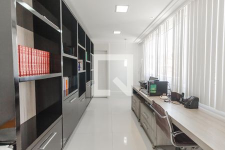 Casa à venda com 632m², 4 quartos e 6 vagas Casa à venda com 632m², 4 quartos e 6 vagasEscritório